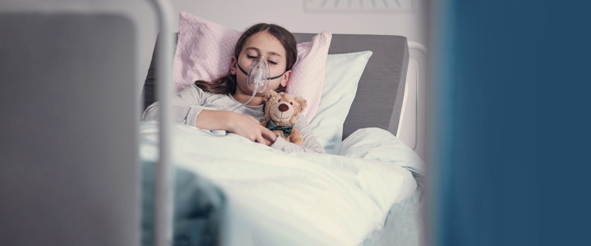 Kind liegt im Bett und wir beatmet