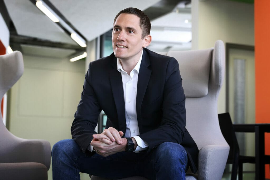 Mann im Anzug sitzt auf Business Sessel